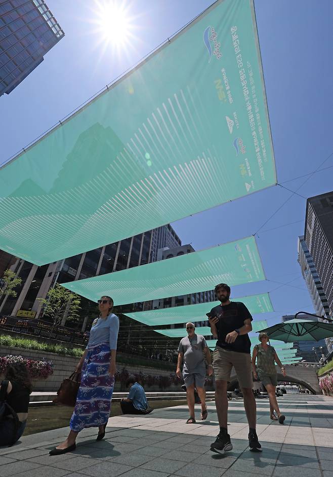 폭염이 지속되고 있는 11일 서울 종로구 청계천에 청계천 여름 매력 프로젝트의 일환으로 햇볕을 막아줄 대형 그늘막이 설치돼 있다. /장경식 기자