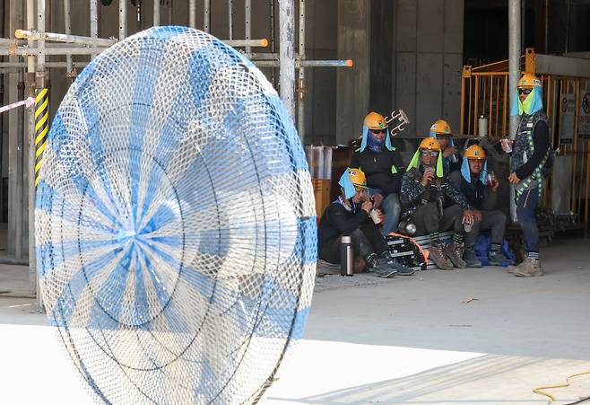 폭염이 지속되는 9일 오후 충남 천안시 한 공사장에서 건설노동자들이 휴식을 취하고 있다. /박성원 기자
