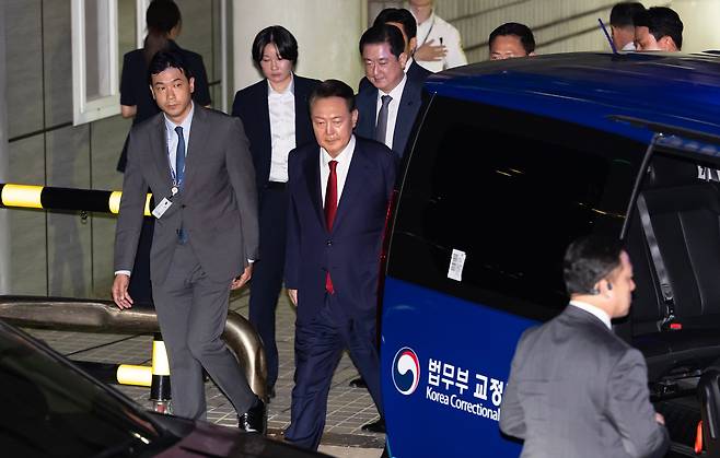 윤석열 전 대통령이 지난 9일 밤 서울중앙지법에서 두 번째 구속 전 피의자심문(영장실질심사)을 마친 뒤 대기장소인 서울구치소로 이동하고 있다. /사진공동취재단