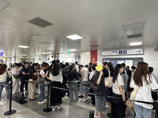 12일 KBO 올스타전이 열리는 이날 오후 3시 30분 KTX대전역이 성심당 빵을 사기 위한 사람들로 가득 찼다. 이성현 기자