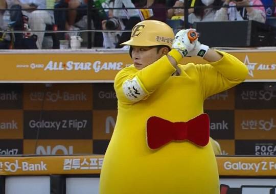12일 KBO 올스타전이 열리는 대전한화생명볼파크에서 타선에 선 한화이글스 문현빈이 꿈돌이 탈을 쓰고 타격을 준비하고 있다. 이성현 기자
