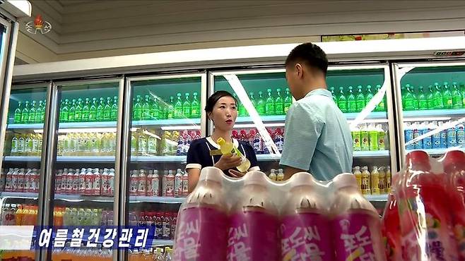 북한조선중앙TV는 무더위가 이어지는 가운데 음료 매대와 과일남새(채소) 매대가 인기를 끌고 있다고 10일 보도했다. 냉동샘물, 사이다, 강서약수, 탄산음료, 발효초음료, 수박, 토마토 등이 많이 팔린다고 TV는 전했다. ⓒ조선중앙TV·연합뉴스