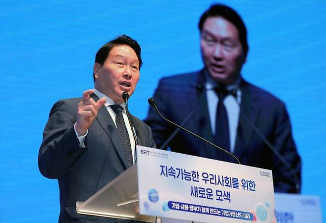 최태원 대한상공회의소 회장이 8일 오후 서울 중구 대한상공회의소 국제회의장에서 열린 지속가능한 우리 사회를 위한 새로운 모색 '기업·사회·정부가 함께 만드는 기업가정신의 미래'에서 인사말을 하고 있다. ⓒ뉴시스