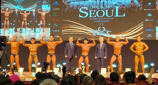 강찬수 씨(왼쪽)가 5월 열린 미스터서울 & 미즈서울 선발대회 마스터스 60세 이상부에 출전해 참가자들과 함께 연기를 하고 있는 모습. 강찬수 씨 제공.