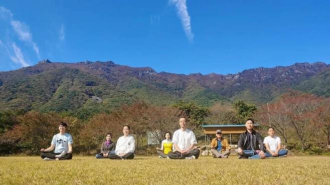 한겨레휴센터 산사휴명상스테이를 운영하는 윤형식 아시웨이브 이사(가운데)가 경남 양산시 영취산 자락에서 참가자들과 명상하고 있다.