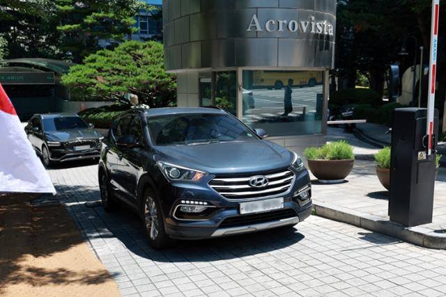 해병대 채모 상병 순직 관련 의혹을 수사하는 이명현 특별검사팀 관계자들이 11일 윤석열 전 대통령의 자택이 위치한 서울 서초구 아크로비스타에서 압수수색을 마치고 차량에 탑승해 이동하고 있다. 연합뉴스