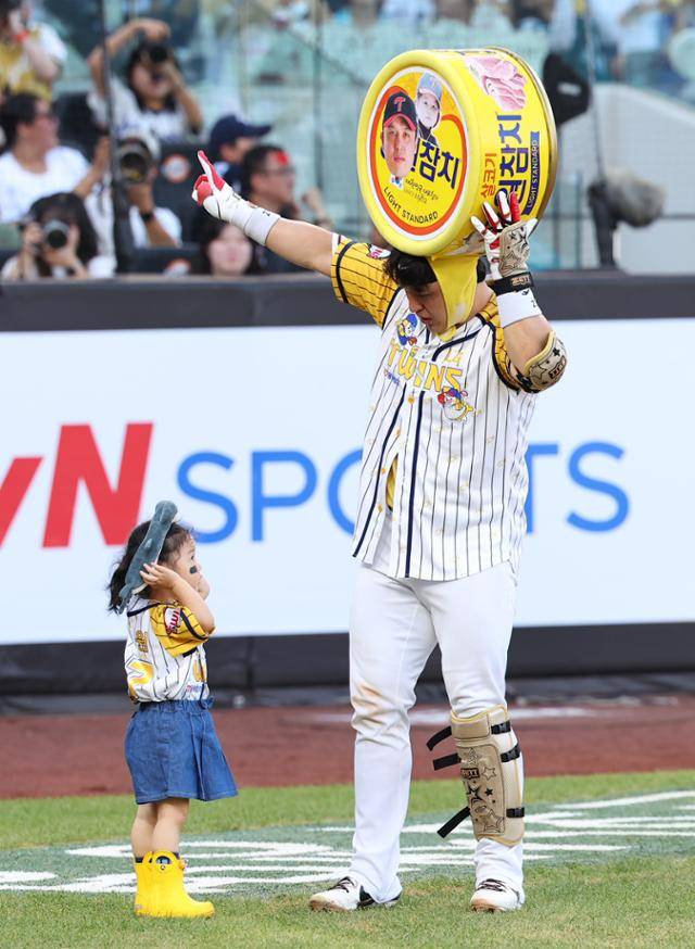 박동원이 '동원참치' 탈을 쓰고 딸과 함께 퍼포먼스를 하고 있다. 대전=뉴시스