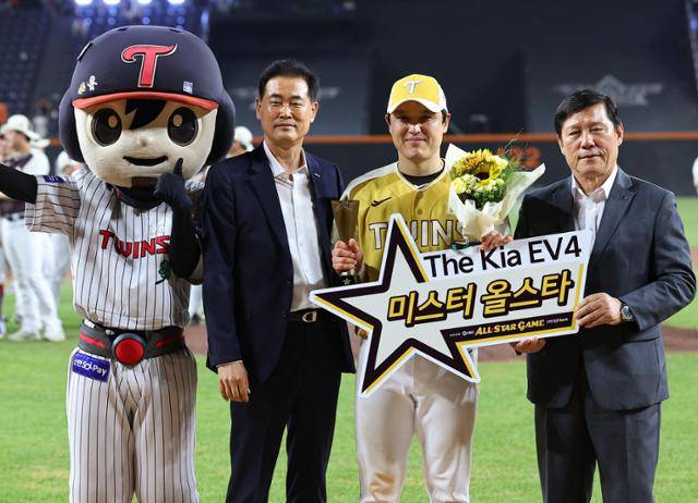 2025 KBO 올스타전에서 최우수선수(MVP)에 선정된 LG 박동원(오른쪽 두 번째)이 12일 대전 한화생명 볼파크에서 열린 시상식에서 허구연(맨 오른쪽) KBO 총재 등과 기념촬영을 하고 있다. 대전=뉴시스