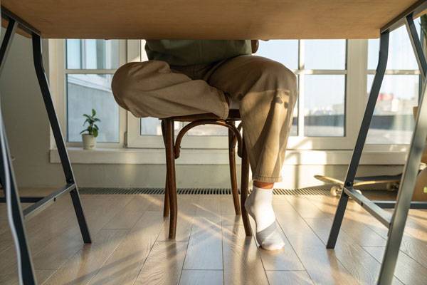 심부정맥혈전증이 있는 사람은 다리를 떨다가 혈전이 떨어져 폐색전증으로 이어질 수 있어 주의해야 한다./사진=클립아트코리아