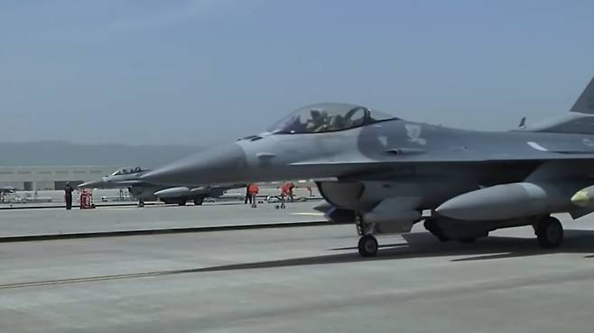 전시작전통제권 전환 논쟁이 뜨거운 가운데, 주한미군 오산기지 활주로를 천천히 지나고 있는 미 공군 전투기. (SBS 캡처)