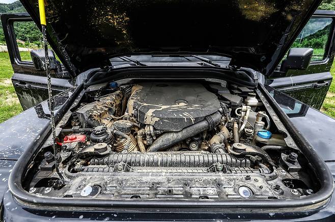 BMW의 3.0리터(B58) 직렬 6기통 터보차저 엔진은 다양한 차량에 탑재되며 성능을 이미 입증받았다. 286마력으로 세팅된 이 엔진의 복합 연비는 리터당 5.5km다. 보닛에는 가스 리프터가 적용되지 않았다.