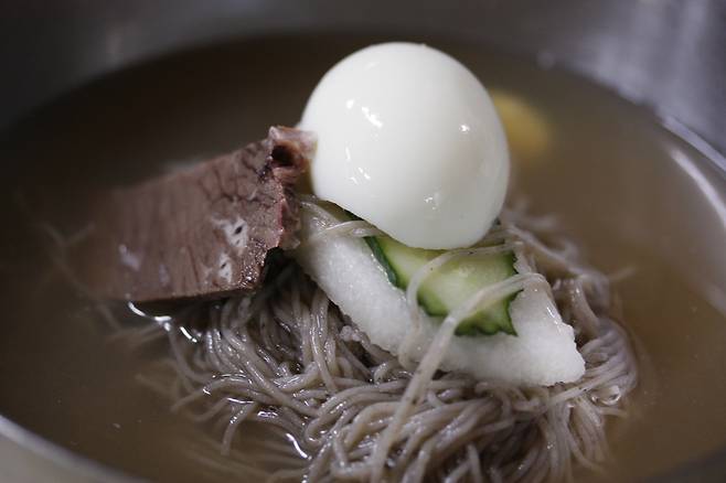어느 아이돌 가수의 노래 제목처럼 첫 만남은 너무 어려웠던 평양냉면. 이제는 서울에 갈 때면 제일 처음 찾는 음식이 됐다.