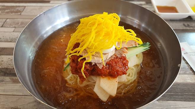 평양냉면에 투항하기 전, 여름이면 열댓그릇씩은 비워댔던, 부산 사람들의 여름철 소울푸드 밀면.