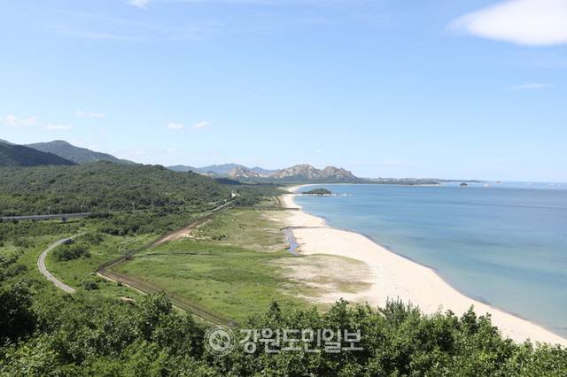 ▲ 앱으로 간편하게 출입할 수 있는 통일전망대는 시간도 멈춰 선 곳으로 북녘이 지척이다.