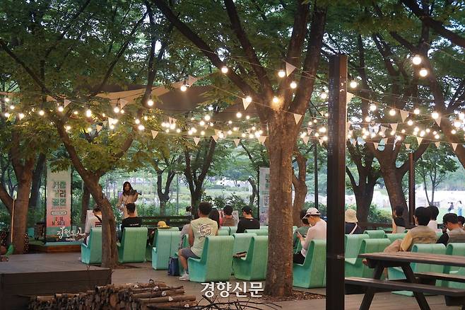 숲속 무대에서는 수준 높은 공연도 즐길 수 있다.