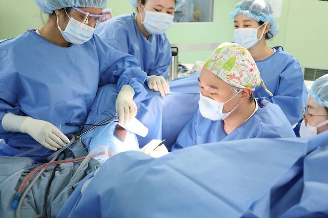 추성필 인하대병원 산부인과 교수(가운데)가 자궁외임신 환자에게 흉터를 최소화하는 시크릿 포트 수술을 하고 있다. 인하대병원 제공