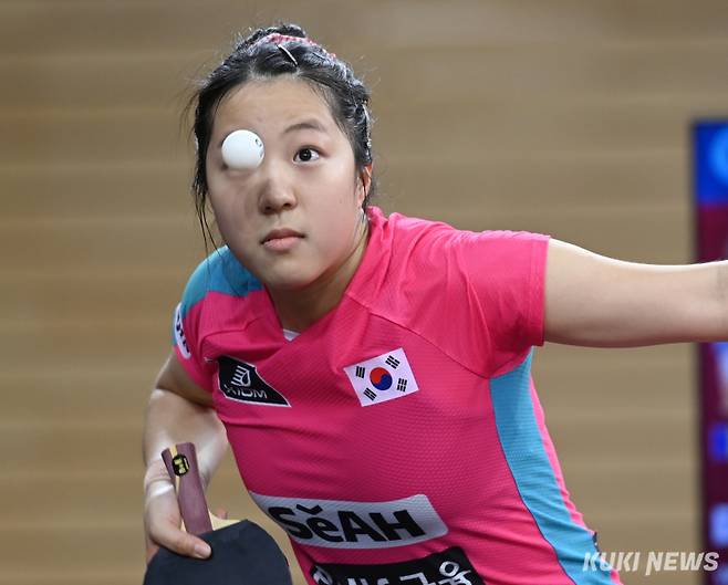신유빈이 19일 카타르 도하 카타르대학교 스포츠 컴플렉스에서 열린 2025 국제탁구연맹(ITTF) 세계선수권대회 여자단식 64강 루마니아 이오아나 신게오르잔과 경기를 펼치고 있다. 사진공동취재단