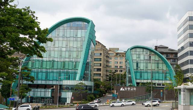 서울 중구 장충교회 전경. 세계적인 건축가 가우디가 말하는 가장 안정적인 축조물인 포물선 형태를 띠고 있다. 대예배당은 1200석으로 왼쪽 건물 본관 지하에 있다.