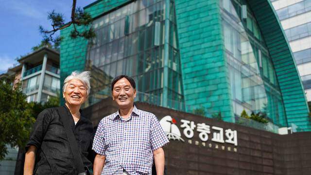 김학철 목사(왼쪽)와 건축위원장 장근조 장로가 장충교회 앞에서 기념 촬영을 하고 있다.