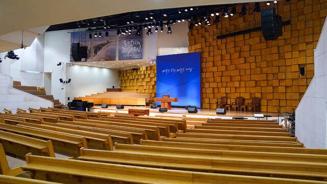 지하에 있지만 천연마감재를 통해 쾌적한 공간을 구현한 대예배당. 같은 크기의 목재 큐브를 각각 다르게 튀어나오도록 만든 강대상 뒤편이 눈길을 끈다.
