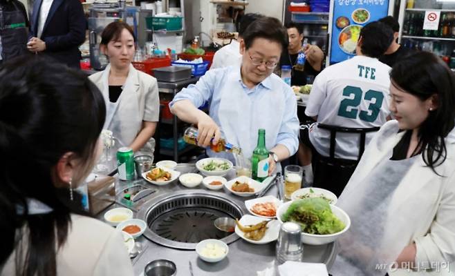 이재명 대통령이 지난 11일 늦은 오후 서울 종로구의 한 음식점에서 시민들과 만나 '삼겹살 외식'을 했다. 이 대통령은 이날 SNS에 시민과의 식사 계획을 알렸다. /사진=서울 뉴시스 최동준 기자(대통령실 통신사진기자단)