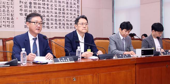공청회에서는 상법 개정안 보안 입법에 대한 전문가들의 우려가 잇따랐는데 경제계와 학계 인사들은 집중투표제 의무화와 감사위원 분리선출 확대가 국내 기업의 경영 자율성을 약화시키고 외부 세력의 이사회 진입을 촉진할 수 있다고 지적했다. 사진은 정우용 한국상장회사협의회 정책부회장(가장 왼쪽)이 11일 오후 서울 여의도 국회에서 열린 법제사법위원회 법안심사제1소위원회 상업개정안 관련 공청회에서 진술인 발언을 하고 있는 모습. /사진=뉴시스
