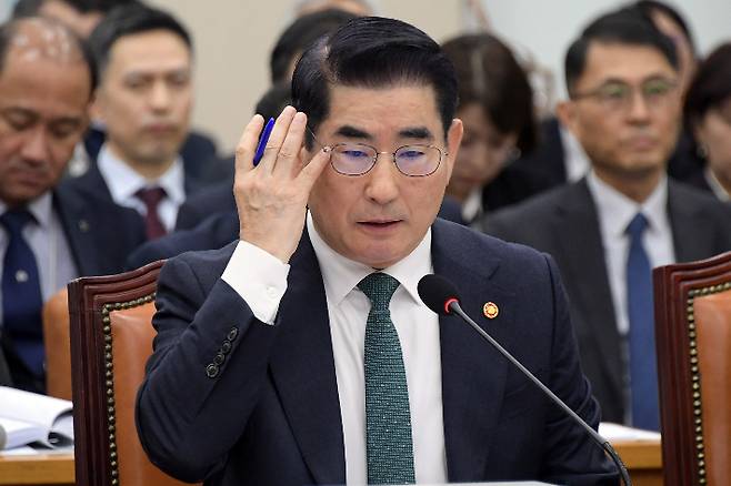 김용현 국방부 장관이 24일 서울 여의도 국회에서 열린 국방위원회의 국방부와 수감기관에 대한 종합감사에서 얼굴을 만지고 있다. 윤창원 기자