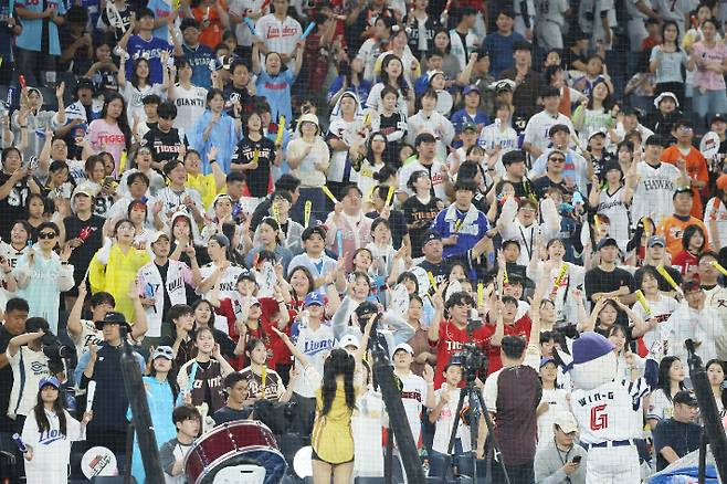 11일 오후 야구 팬들이 대전 한화생명볼파크에서 열린 2025 KBO 퓨처스 올스타전을 관람하고 있다. 연합뉴스