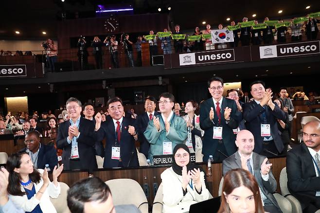 12일(현지 시간) 프랑스 파리에서 열린 제47차 세계유산위원회에서 반구천의 암각화가 유네스코 세계유산 등재가 확정되자 김두겸 울산시장과 최응천 국가문화유산청장,이순걸 울주군수등이 환호 하고 있다. 울산시 제공