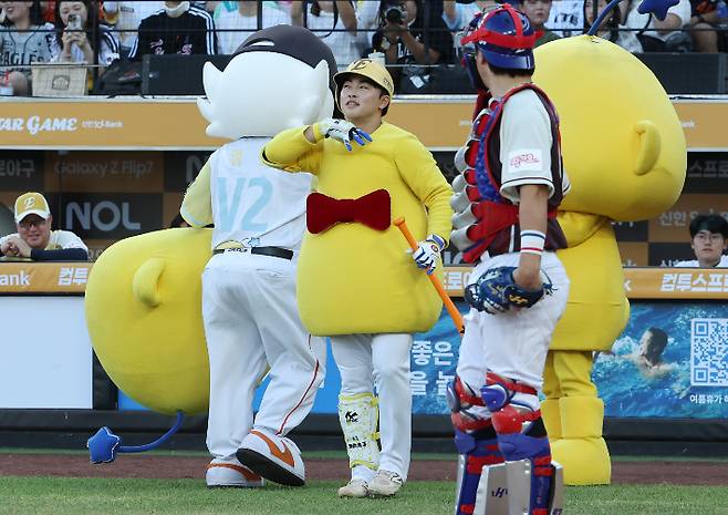 꿈돌이로 분장한 한화 문현빈. 연합뉴스