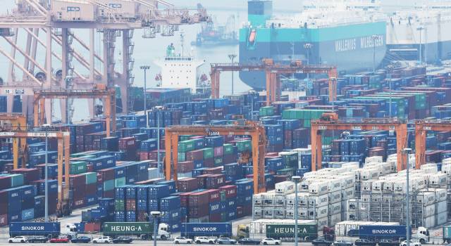7일 경기도 평택항에 컨테이너가 쌓여 있는 모습. 연합뉴스