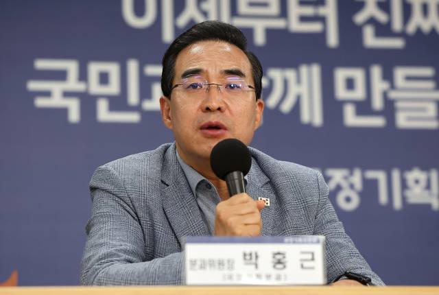 박홍근 국정기획분과위원장이 22일 오후 서울 종로구 정부서울청사 창성동 별관에서 열린 기자간담회에서 취재진 질문에 답변하고 있다. 뉴스1