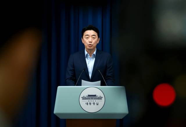 강훈식 대통령비서실장이 11일 서울 용산 대통령실 청사에서 이재명 대통령의 문화체육관광부 및 국토교통부 장관 인선을 발표하고 있다. 연합뉴스