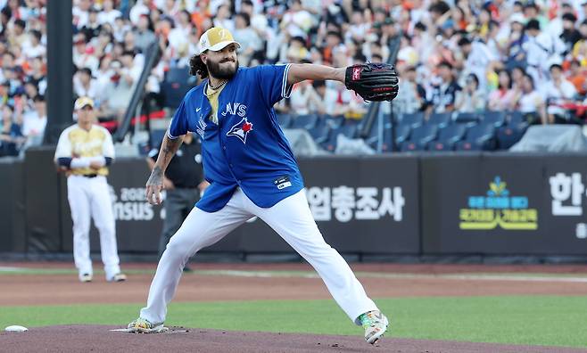 코디 폰세가 토론토 시절 류현진 유니폼을 입고 12일 대전에서 열린 올스타전에서 공을 던지고 있다. 연합뉴스