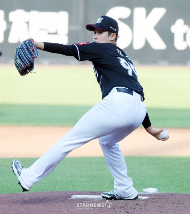 KT 강건이 11일 열린 2025 KBO 퓨처스 올스타전에서 투구하고 있다. /사진=강영조 선임기자