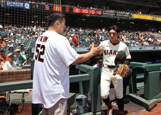 'KBO 리그의 살아있는 레전드' 김태균(왼쪽)이 지난달 23일(한국 시각) 샌프란시스코 자이언츠 홈 구장인 오라클 파크를 찾아 이정후와 인사를 나누고 있다. /사진=티케이오시비 제공