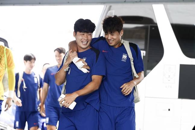 지난 6일 훈련장에 들어서는 김태현(왼쪽)과 김주성. /사진=대한축구협회