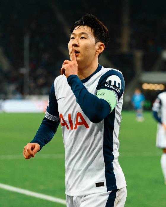 손흥민이 독일 신스하임의 프리제로 아레나에서 열린 2024~2025시즌 유럽축구연맹(UEFA) 유로파리그(UEL) 7라운드에서 호펜하임을 상대로 득점 후 세리머니를 하고 있다. /사진=토트넘 홋스퍼 공식 사회관계망서비스(SNS)