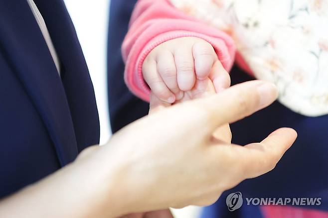 작고 소중해 (고양=연합뉴스) 강민지 기자 = '임산부의 날'인 지난해 10월 10일 오전 경기도 고양시 일산차병원에서 특강을 듣는 부모를 대신해 직원이 아이를 보살피고 있다. 2025.7.12 mjkang@yna.co.kr