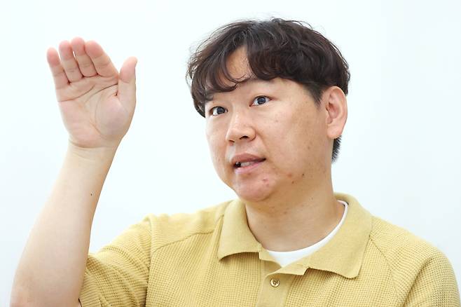 주동근 만화가 (서울=연합뉴스) 진연수 기자 = 웹툰 '지금 우리 학교는'의 주동근 작가가 11일 서울 은평구에서 인터뷰에 앞서 포즈를 취하고 있다. 2025.7.11
jin90@yna.co.kr