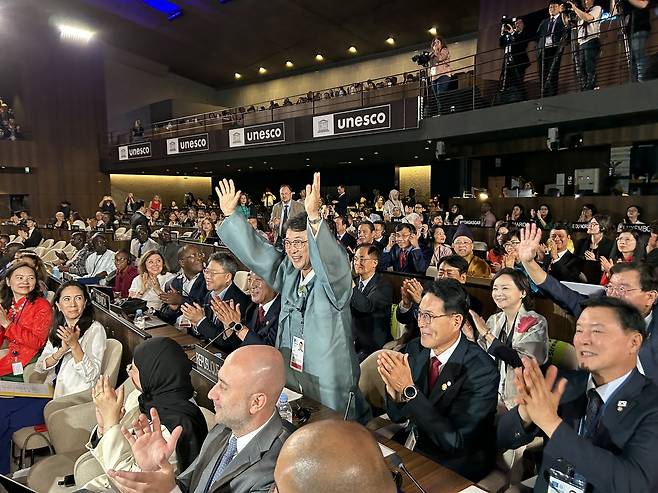 "반구천 암각화, 세계유산 등재" (파리=연합뉴스) 김예나 기자 = 12일(현지시간) 프랑스 파리 유네스코 본부에서 열린 제 47차 세계유산위원회에서 '반구천의 암각화'가 세계유산으로 등재되자 최응천 국가유산청장이 환호하고 있다. 2025.7.12
yes@yna.co.kr