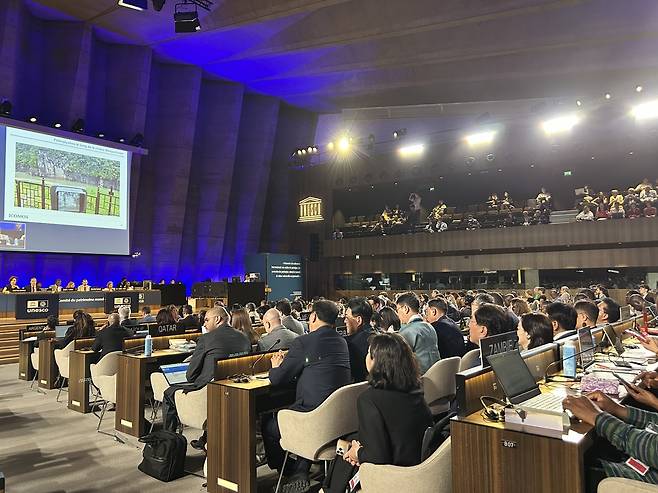 한국의 17번째 세계유산, '반구천의 암각화' (파리=연합뉴스) 김예나 기자 = 유네스코 세계유산위원회가 12일(현지시간) 프랑스 파리 유네스코 본부에서 열린 제47차 회의에서 한국이 신청한 '반구천의 암각화'의 등재 여부를 논의하고 있다. 국보 '울주 대곡리 반구대 암각화'와 '울주 천전리 명문과 암각화'를 묶은 반구천의 암각화는 한국의 17번째 세계유산으로 등재됐다. 2025.7.12
yes@yna.co.kr
