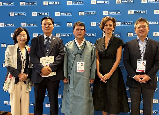 유네스코 사무총장, '반구천의 암각화' 세계유산 등재 축하 (파리=연합뉴스) 김예나 기자 = 12일(현지시간) 프랑스 파리 유네스코 본부에서 열린 제47차 세계유산위원회에서 '반구천의 암각화'가 등재된 이후 관계자들이 기념 촬영을 하고 있다. 왼쪽부터 박상미 주유네스코 대표부 대사, 더불어민주당 조계원 의원, 최응천 국가유산청장, 오드레 아줄레 유네스코 사무총장, 국민의힘 박정하 의원. 2025.7.12 yes@yna.co.kr