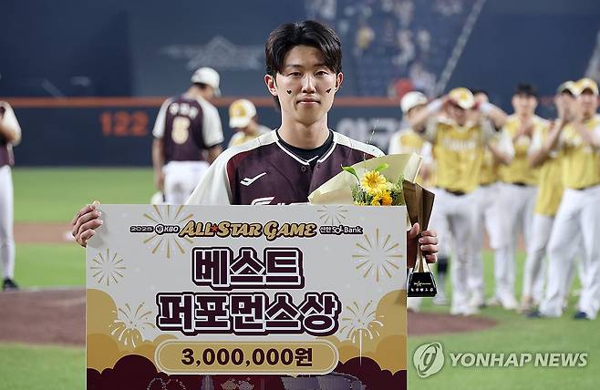 베스트 퍼포먼스는 전민재 (대전=연합뉴스) 김준범 기자 = 12일 대전 한화생명 볼파크에서 열린 2025 신한 SOL뱅크 KBO 올스타전에서 베스트 퍼포먼스상을 받은 전민재가 기념사진을 찍고 있다. 2025.7.12 psykims@yna.co.kr
