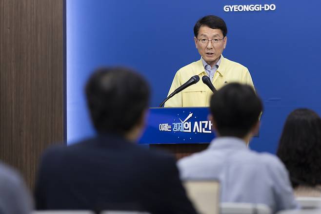 '폭염 긴급 대책'을 발표 중인 경기도 김성중 행정1부지사 <경기도 제공>