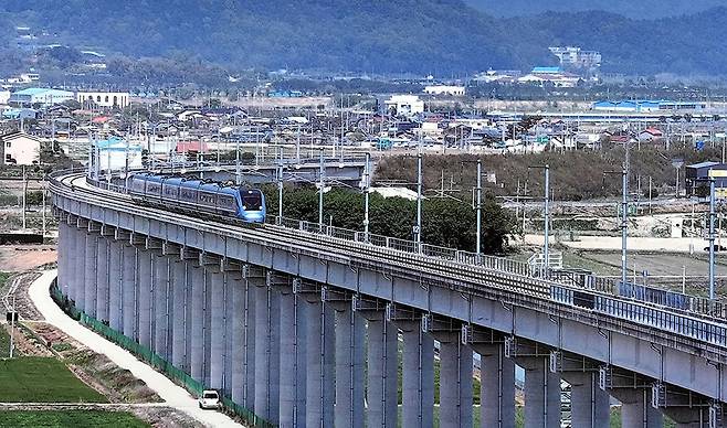 목포·영암·해남·강진·장흥·보성 등 전남 서남권 6개 시·군을 횡으로 연결하는 ‘남해선’ 열차가 23년의 대역사를 마무리하고 오는 9월 개통한다. 총연장 82.6㎞의 남해선 사업에는 1조6천459억원의 예산이 투입됐다. 남해선이 운행을 시작하면 그동안 경전선(목포-광주송정-보성)을 이용해 2시간20분이 걸렸던 이동 시간이 1시간3분으로 2배 이상 단축될 것으로 기대된다. 큰 사진은 국가철도공단이 남해선 구간에서 영업시운전을 하고 있는 모습.