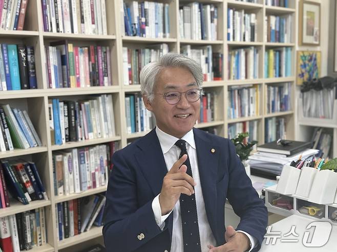 김동엽 북한대학원대학교 교수가 서울 종로구 북한대학원대학교에서 뉴스1과 인터뷰를 하고 있다.2025.7.12/뉴스1 ⓒ News1 최소망 기자