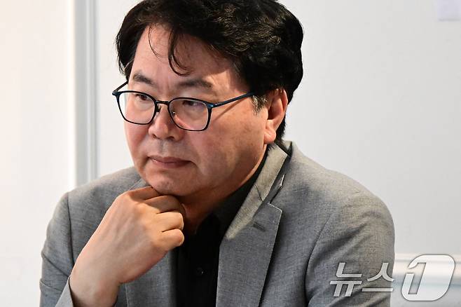 이한주 국정기획위원회 위원장이 13일 서울 종로구 정부서울청사 창성동 별관 인근 카페에서 열린 기자간담회에서 취재진의 질문을 들으며 생각에 잠겨 있다. (공동취재) 2025.7.13/뉴스1 ⓒ News1 김성진 기자