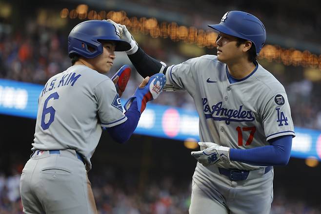 김혜성이 3회초 중전안타를 치고 나간 뒤 후속 오타니 쇼헤이가 홈런을 치고 들어오자 반갑게 맞아주고 있다. EPA연합뉴스