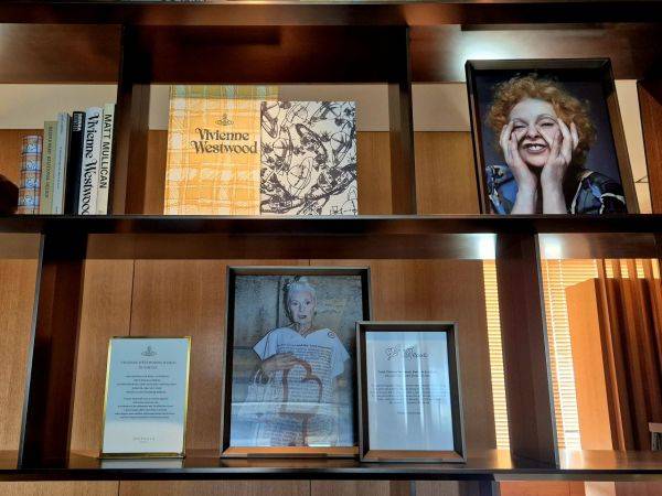 라운지 입구에 놓여져 있는 비비안웨스트 우드 여사의 사진. 이민지 기자.